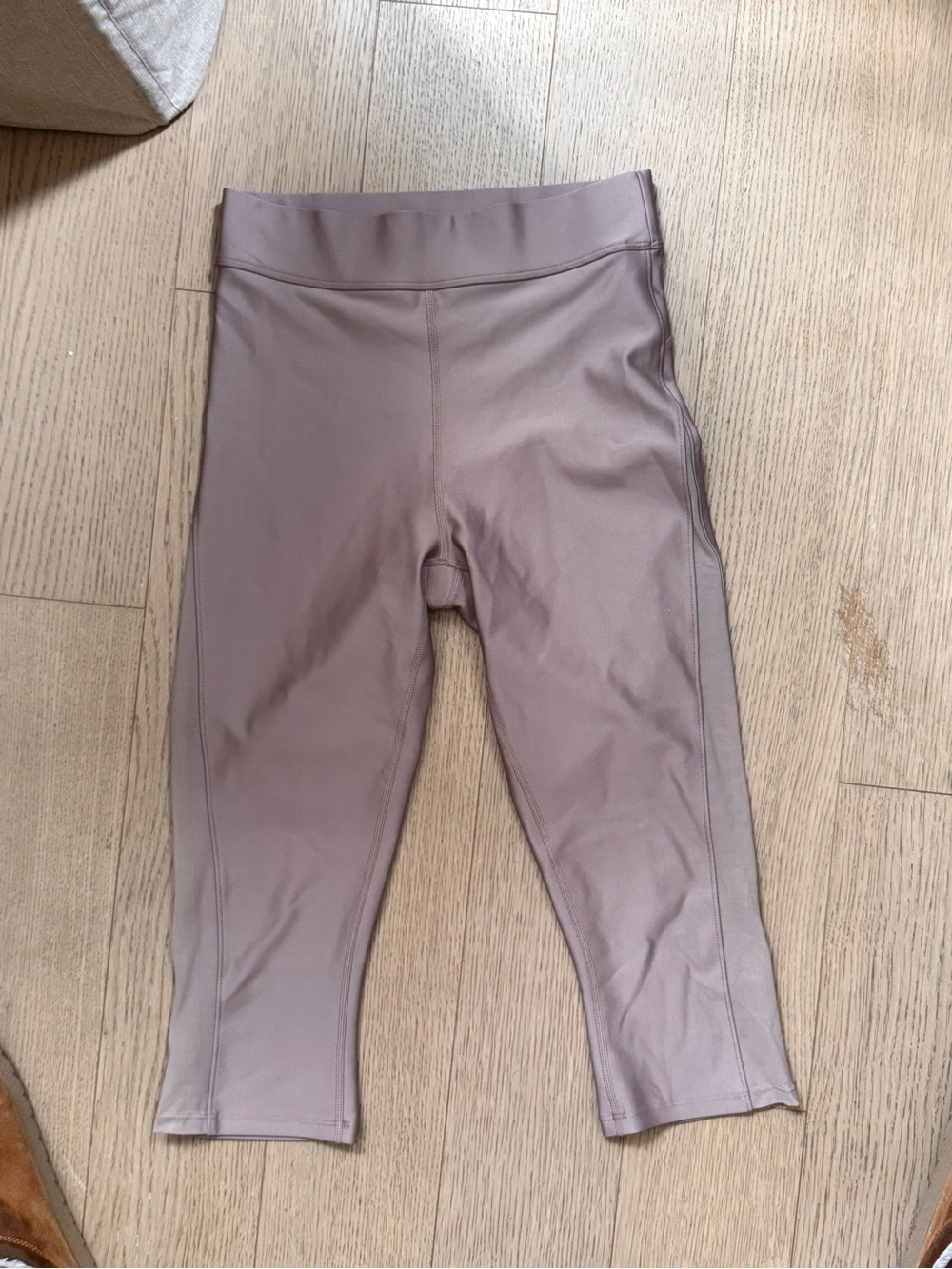 Alo Active Capri Leggings in taupe